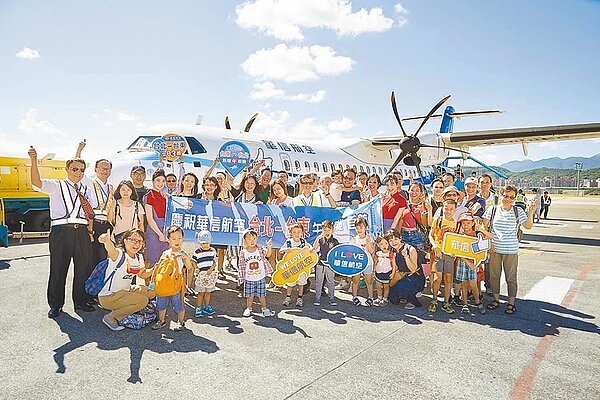 華信航空8月1日起增班台北－台東航線，從原先每天早、晚2班，增為早、午、晚共3班，周日更增為4班，昨日舉行首航儀式。（華信航空提供）