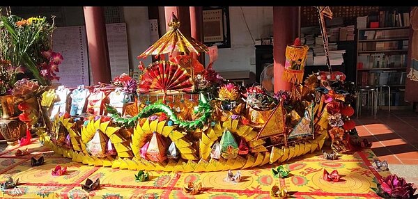 彰化縣鹿港地藏王廟也將在農曆7月13日下午在福鹿溪施放水燈,13日到15日舉行消災祈福中元普度法會。圖/翻攝自鹿港地藏王廟臉書