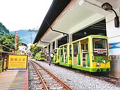 搭台車、看瀑布　新北烏來輕旅行！