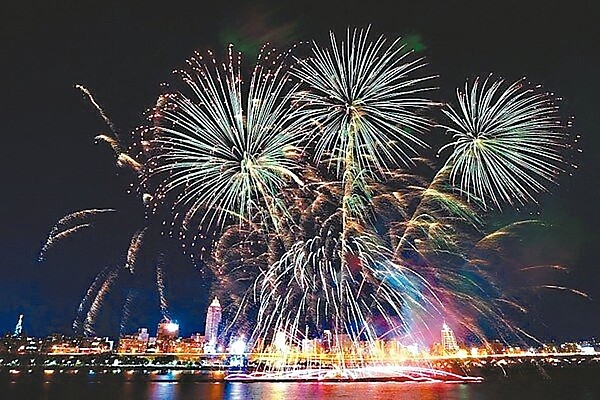 大稻埕情人節活動將在3日、4日登場,今年有長達480秒煙火秀。 圖/北市府觀傳局提供