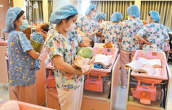 我國今年上半年死亡人數大於新生嬰兒數,為人口自然增加史上首度出現負成長。(中時電子報資料照)