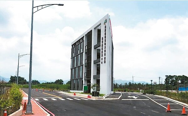 南投縣埔里地方特色產業微型園區今年5月已竣工,但從前年8月起招商至今仍招不滿,出售公告一延再延。 記者賴香珊/攝影