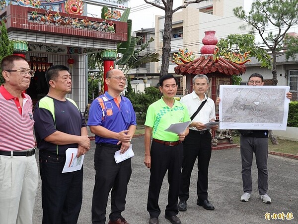 台中市707公頃山坡地將解編,市議員吳敏濟(右三)邀水利局前往外埔進行簡報。(陳淑娥攝)