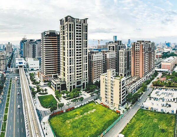 新北市捷運都更正式啟動,最快辦法會在8月就能公告,圖為新莊地區捷運周邊場景。(葉德正翻攝)