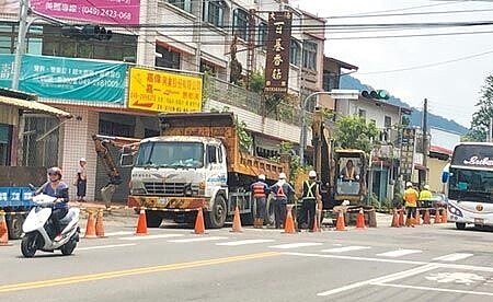 自來水公司埔里營運所有鑑於埔里鎮大湳里自來水管線經常破管滲漏,影響供水品質,5日起周邊各管線展開汰換工程,預計工期1個月,9月6日完工。(楊樹煌攝)
