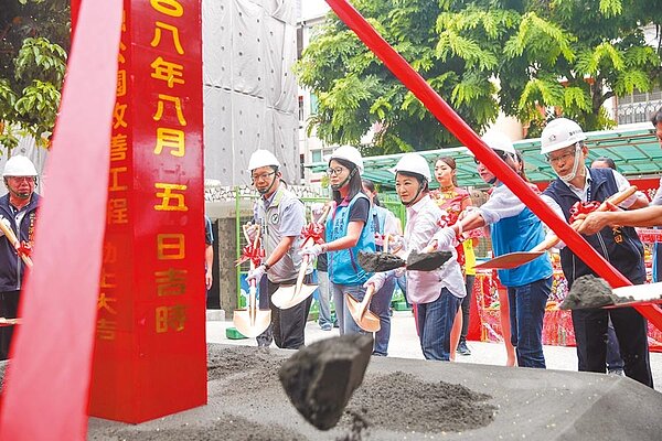 台中市長盧秀燕（中）5日舉辦西屯區12座友善共融公園改善工程聯合開工典禮。（盧金足攝）
