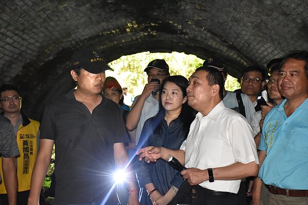 新北市政府要開通塵封35年的舊三貂嶺鐵路隧道、三瓜子隧道,闢建自行車道,已在最近動工,市長侯友宜(前右2)昨天率團前往勘察。記者江婉儀/攝影