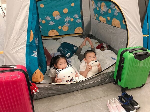 孩子們對帳棚感到相當好奇,與新朋友玩到捨不得睡覺。 圖/大億麗緻提供