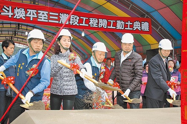 苗栗縣北橫公路最後一哩路斗煥坪至三灣段工程,去年1月開工動土,預計明年10月完工。(何冠嫻翻攝)