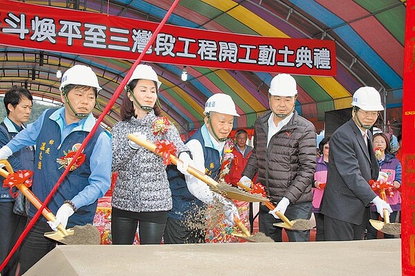 苗栗縣北橫公路最後一哩路斗煥坪至三灣段工程，去年1月開工動土，預計明年10月完工。（何冠嫻翻攝）