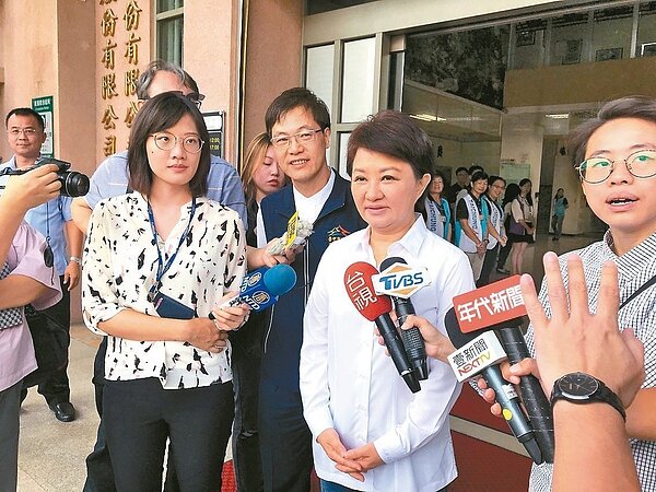 紙風車取消台中演出風波,台中市長盧秀燕(右二)公開致歉,中市文化局長也北上溝通,但沒有結果。記者洪敬浤/攝影