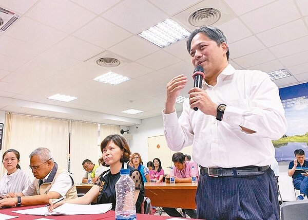 新北市副市長吳明機(右)延續市長侯友宜行動治理,前往樹林與里長市政座談。 圖/新北市民政局提供