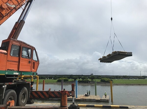 台北市工務局水利處以起重機將美堤碼頭的浮筒碼頭吊離。好房網News記者李彥穎攝