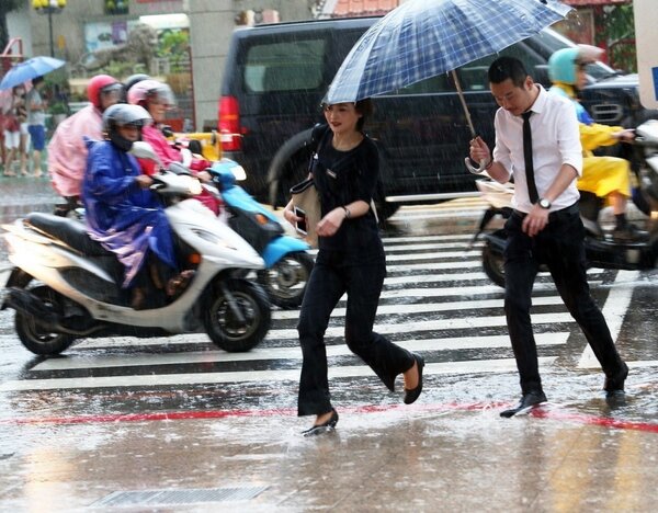 中央氣象局表示，今起到周六受楊柳颱風外圍環流影響，水氣增多，今起要留意雨勢。本報資料照片