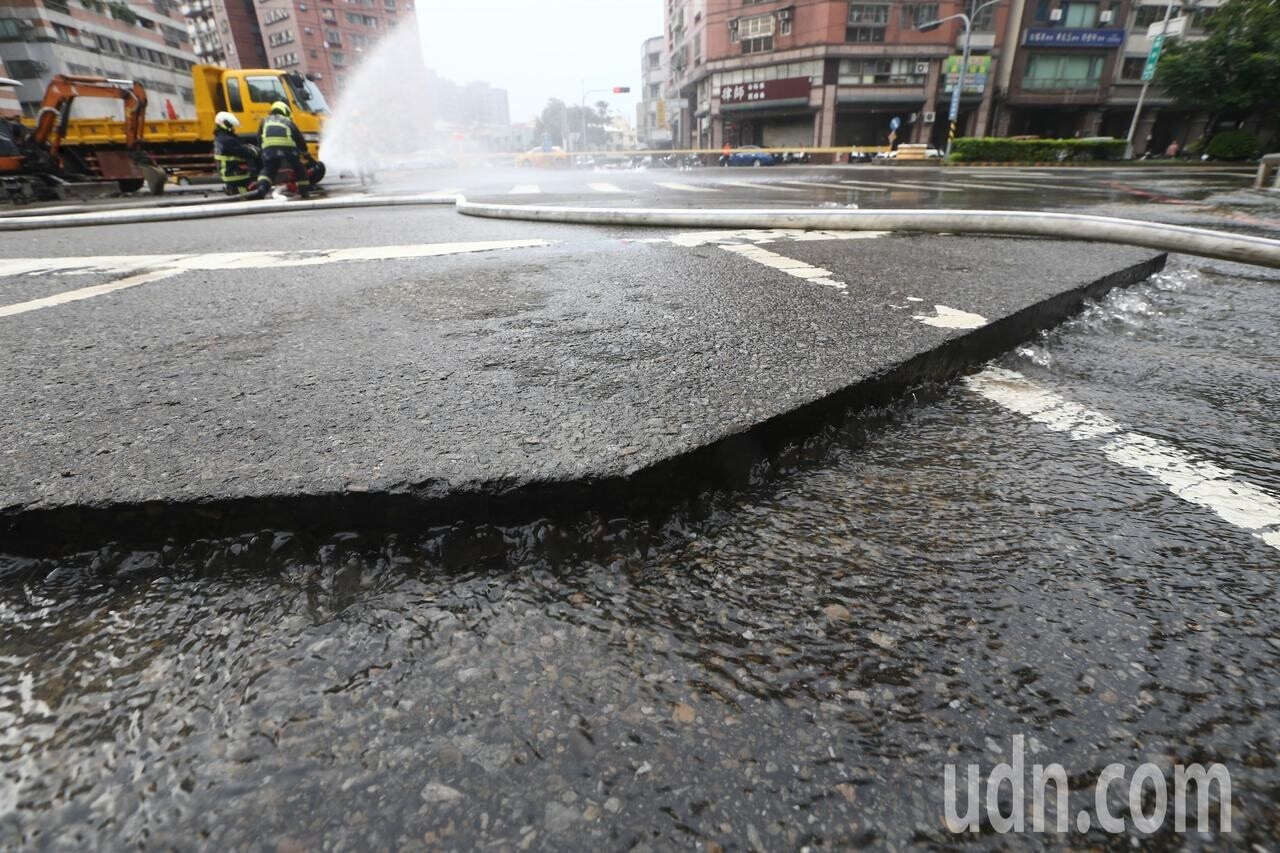 台中高苑路跟南平路路口地面隆起