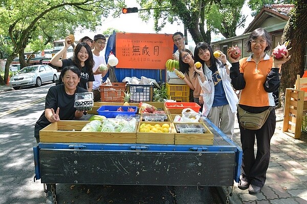 南投縣中寮鄉農友彭淑美(左1)投入石虎保育和綠色耕種,創設「無歲月」輔導小農一起投入保育友善土地。圖/無歲月提供