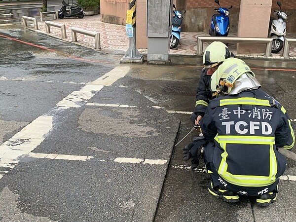 今晨地震造成台中市南區高院路一帶有管線氣體洩漏事故外，消防局已派員封鎖現場並警戒。圖／台中市政府消防局提供