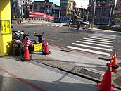 無視斑馬線退縮美意　行人在車道斜著走挨撞更吃虧