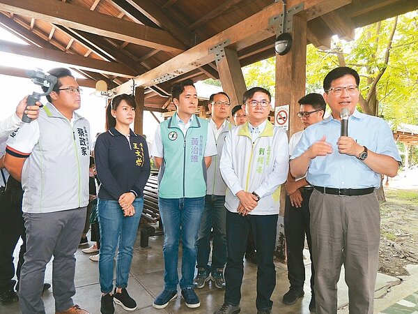 陸客暫不來台自由行,交通部長林佳龍(右)昨在台東表示,交通部已在研議開放陸客經第三方入境來台免簽。 記者羅紹平/攝影