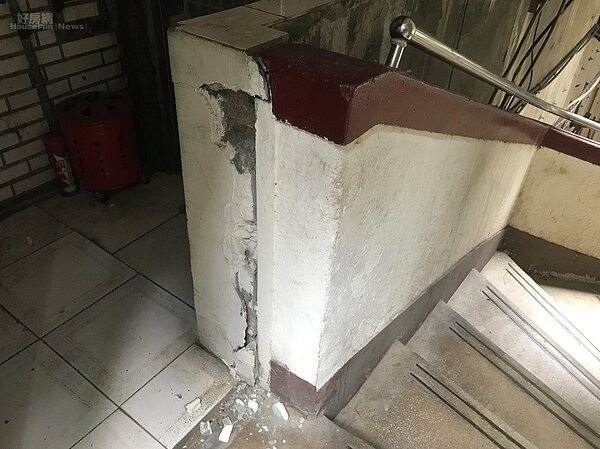8日清晨規模6.0有感地震,造成南機場一處老舊公寓走廊出現裂縫。好房網News記者李彥穎攝
