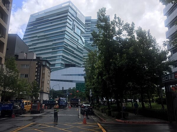 8日清晨規模6.0有感地震,造成台北市南軟園區前的園區街,出現瓦斯漏氣情形,消防局緊急封街處理。好房網News記者李彥穎攝