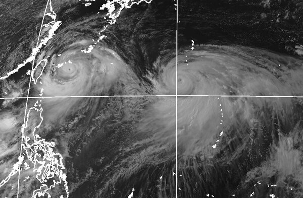 氣象局副局長鄭明典在臉書上分享衛星照片，強颱利奇馬(左)和中颱柯羅莎，呈現「肩並肩」相對位置。翻攝鄭明典臉書