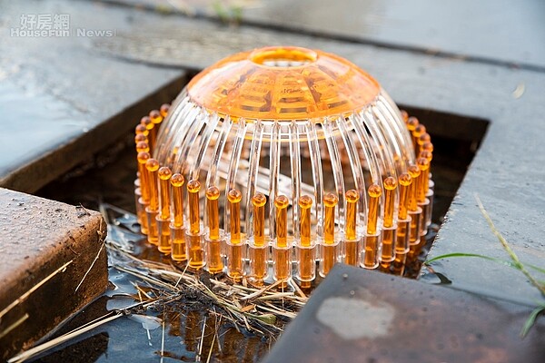 居家修繕業者推出新款排水罩,活動塑膠柱可吻合高低不平地形。(特力屋提供)