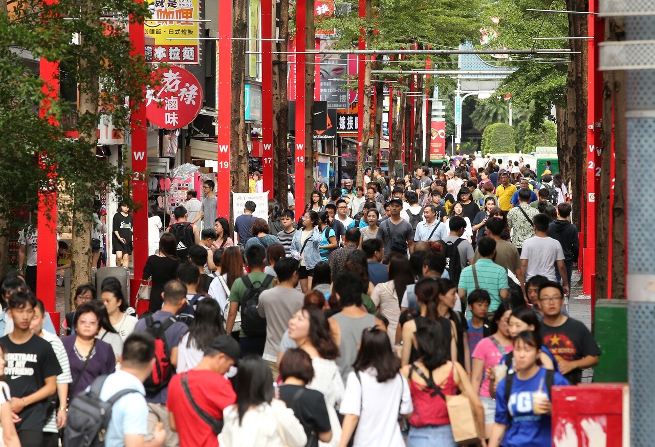 利奇馬颱風北偏,北北基昨天風雨沒有預期中大,台北西門町出現逛街人潮。記者林澔一/攝影