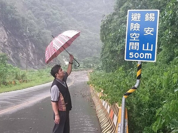 聯外道路中斷，今早那瑪夏區長白樣‧伊斯里鍛視察道路受阻情況。記者徐白櫻／翻攝