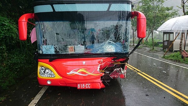 1輛載18名陸客團的遊覽車中午在嘉義縣阿里山公路 78 公里,竹崎鄉十字村路段,與休旅車發生碰撞車禍。圖/消防局提供