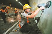 熱議題／雪隧工人挑燈夜戰洗牆面　40度熱考驗