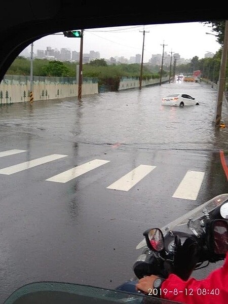 台中市南屯區永春東二路、環中路今天上午傳出路面積水，有轎車陷入水坑動彈不得。圖/摘自臉書南屯大小事