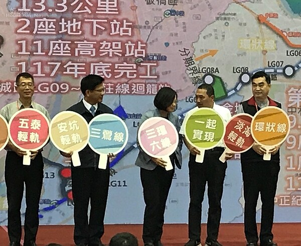 總統蔡英文(中)12日視察捷運萬大線第二期工程,交通部長林佳龍(左二)、新北市長侯友宜(右二)、台北市副市長鄧家基(右一)都出席陪同。好房網News記者李彥穎攝