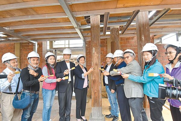 鹿港龍山寺山門木材劣化,歷經文化局協調,國定古蹟鹿港龍山寺山門髹漆施作說明會暨開工儀式啟動。(吳敏菁攝)