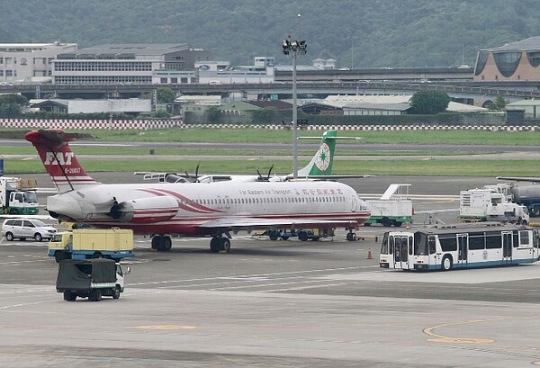 遠航3月長灘島降落偏出跑道，民航局認定機師訓練不足，罰60萬元。圖／聯合報系資料照