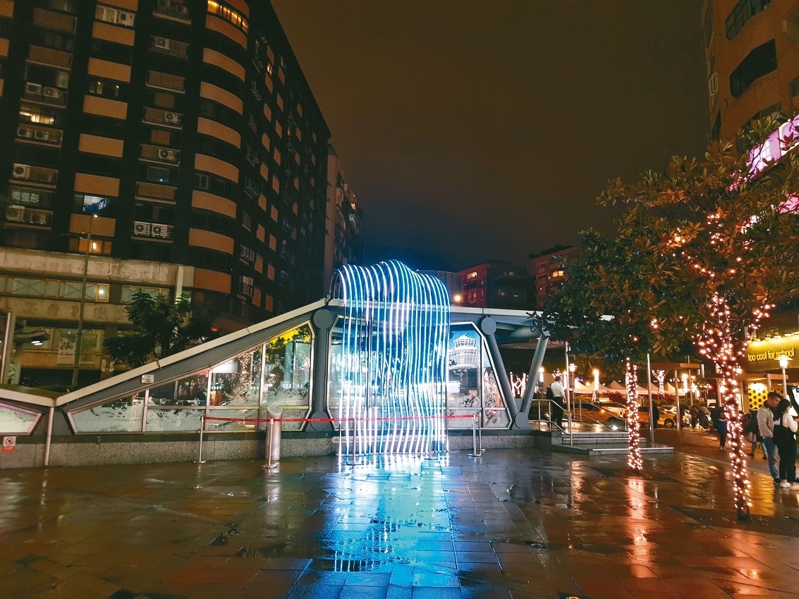 北市東區頂好、龍門兩廣場緊鄰捷運地下街出入口，北捷在出口處增設夜光「瀑布」及「噴泉」裝置藝術。 記者翁浩然／攝影