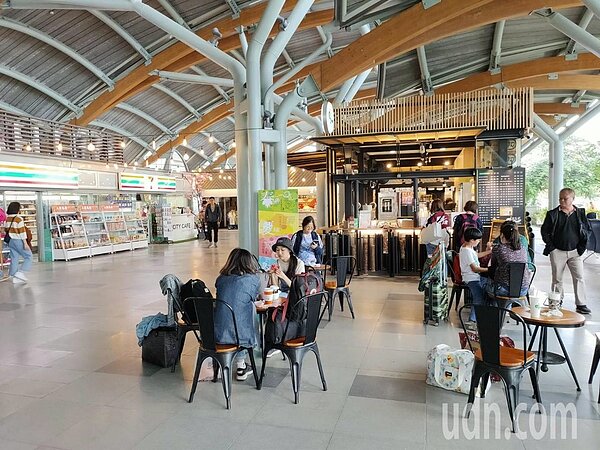 台東車站站前廣場商店街設計幽雅舒適,吸引不少民眾停留休息及購物。圖/記者羅紹平攝影