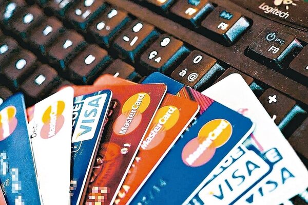 一名剛辦信用卡卡友擔憂信用卡使用自動扣繳被重複扣款，納悶該如何有效控管信用卡的繳費。圖／聯合報系資料照