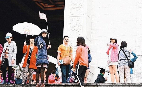 今年陸客減少,靠政府補助國旅救觀光產業。圖/聯合報系資料照