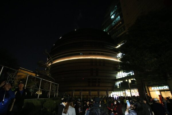 京華城最後一夜熄燈，一度留下一條「光之腰帶」。
