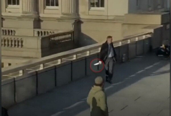 28歲男子烏斯曼.汗持刀亂刺造成二人死亡,旋即被六名英勇路人壓制。有目擊者拍到其中一名路人持棍狀武器與烏斯曼格鬥,一位當時在場的網友說,那是獨角鯨的長牙。圖/截自twitter