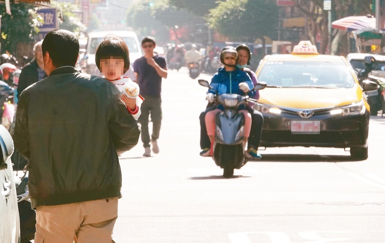 台北醫學大學傷害防治研究所副教授白志偉團隊最新研究發現，行人若是採逆向車流步行（靠左走），行人發生事故的頭部外傷率和死亡率都會明顯減低。 記者葉信菉／攝影