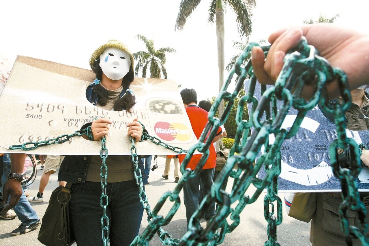 卡債受害自救會受訪指出,目前台灣共有約80萬的卡債族,更多是黑數,甚至發現年齡層有下降的趨勢。 圖/聯合報系資料照片