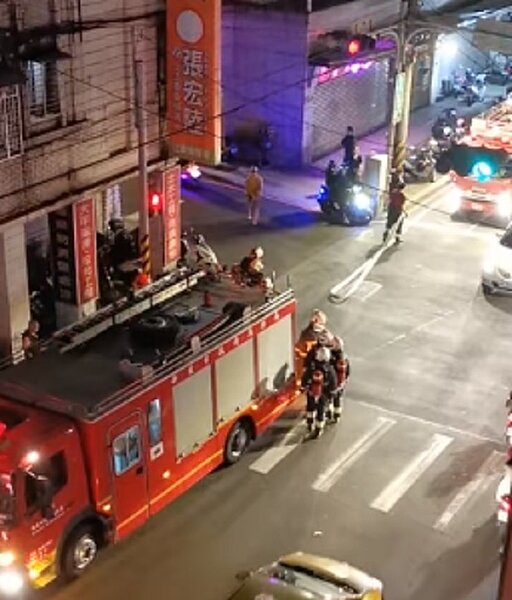 事發現場消防隊出動了14輛車及32位打火弟兄,佈好水線才發現只是虛驚一場,民眾痛批根本浪費資源。圖/取自臉書社團《爆怨公社》