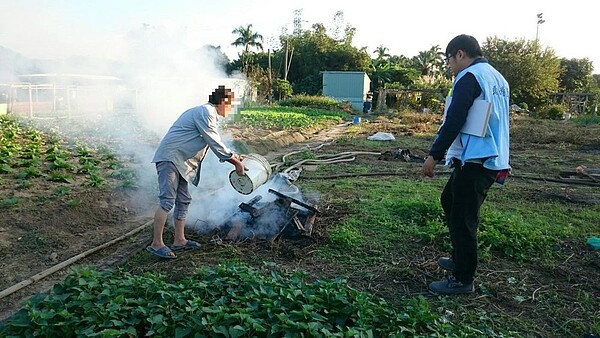 陸空聯合出擊 強力稽查取締關渡平原露天燃燒 維護空氣品質