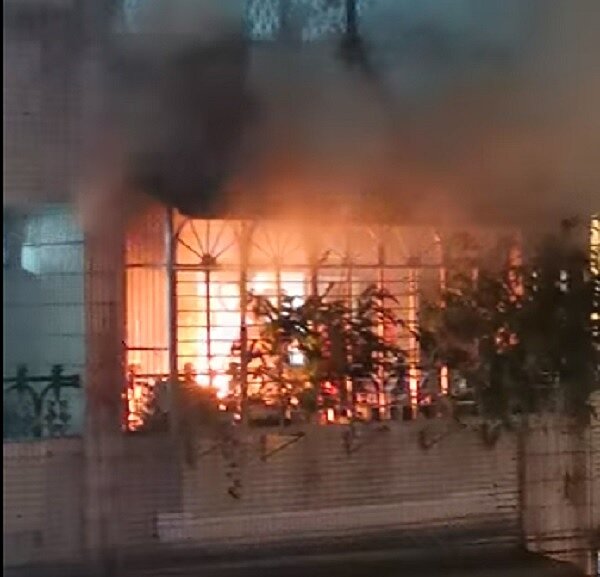 民眾幫神明換衣服,在陽台燒金紙,結果火勢太旺讓附近住戶以為發生火災。圖/取自臉書《爆怨公社》