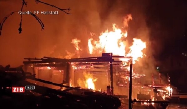 被聯合國教科文組織列為世界遺產的奧地利哈修塔特（Hallstatt）小鎮11月30日發生火災，至少四間房屋嚴重受損，起火原因仍待調查。圖／取自臉書Zeit im Bild 
