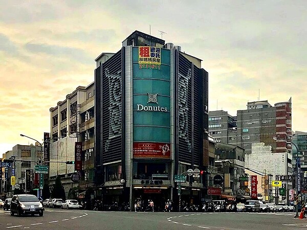 知名連鎖蛋糕烘焙業者「多那之」,在台南民族路的分店30日晚間最後營業。圖/取自臉書台南點 Tainan.