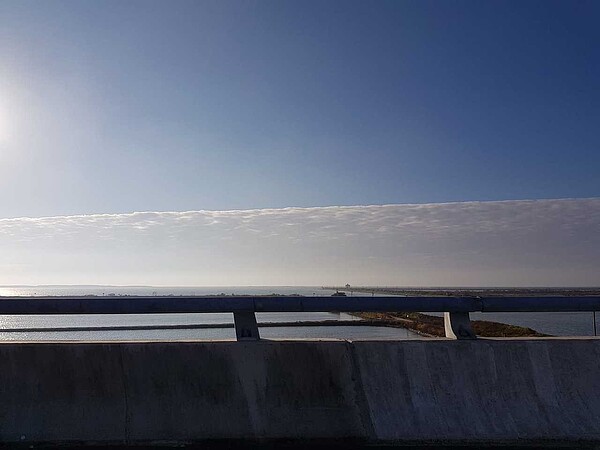 網友昨天在臉書上分享西側出現像是一堵牆般的雲層。圖/取自臉書