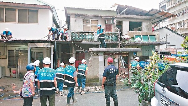 新北市永和區文化路某民宅因占用道路用地搭建違建，拆除大隊今年5月強制拆除。 圖／新北市工務局提供